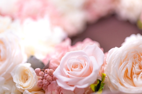 バラやガーベラなど華やかでギフトに最適なフラワーアレンジメントの一例